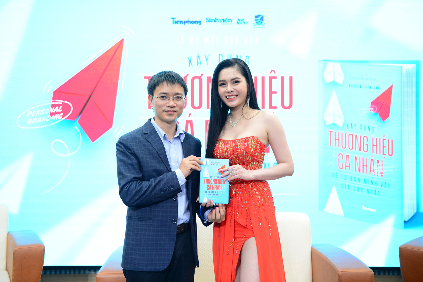 Tác giả, nhà báo Nguyễn Tuấn Anh tặng sách cho người đẹp Cao Diệp Anh - Thí sinh cuộc thi Hoa hậu Hoàn vũ 2022, Học viên cao học chuyên ngành Quản trị Doanh nghiệp, Khoa Quản trị Kinh doanh, Trường Đại học Kinh tế Quốc dân. Tác giả, nhà báo Nguyễn Tuấn Anh tặng sách cho người đẹp Cao Diệp Anh - Thí sinh cuộc thi Hoa hậu Hoàn vũ 2022, Học viên cao học chuyên ngành Quản trị Doanh nghiệp, Khoa Quản trị Kinh doanh, Trường Đại học Kinh tế Quốc dân.