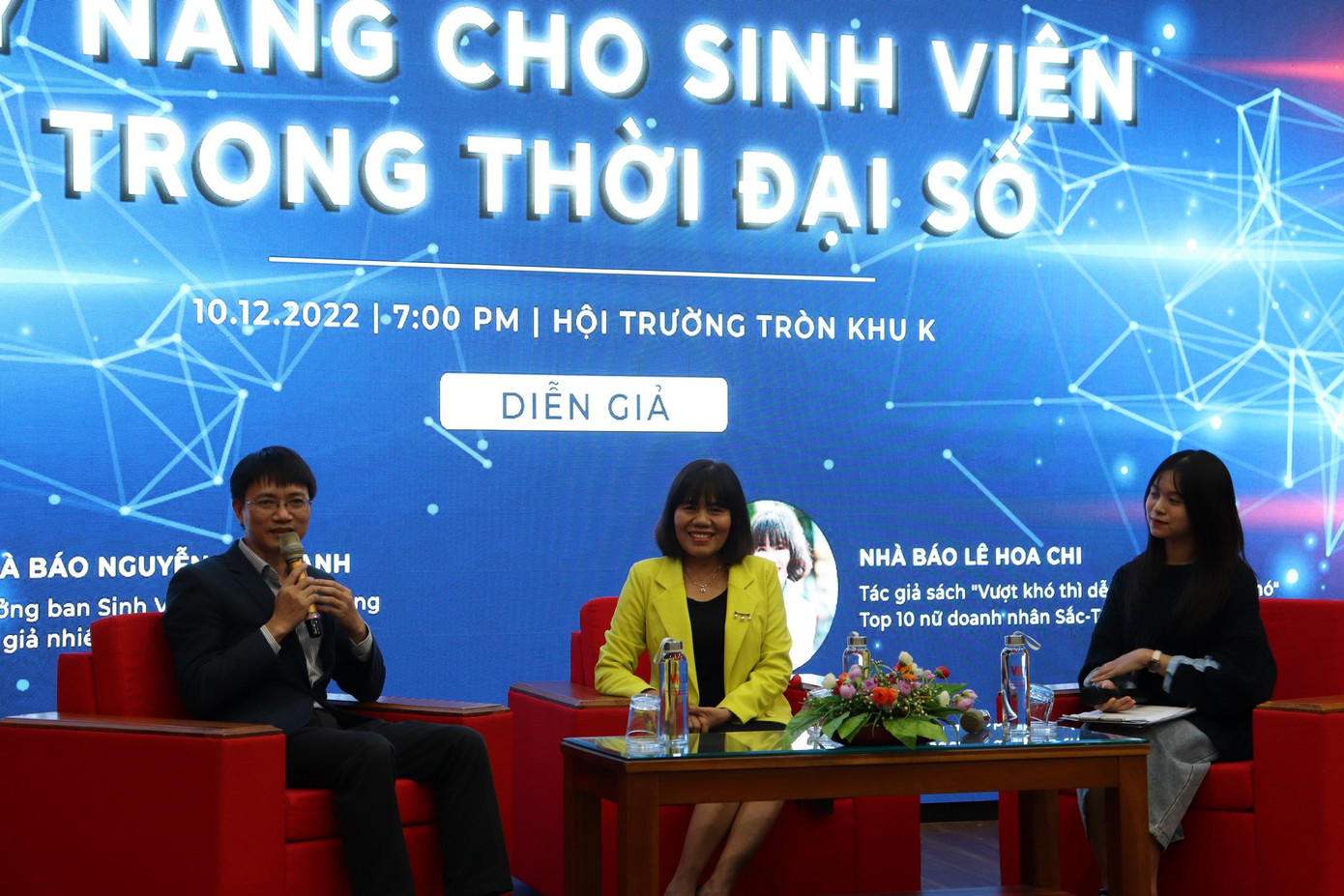 Nhà báo Nguyễn Tuấn Anh và nhà báo Lê Hoa Chi trả lời các câu hỏi của các bạn sinh viên.