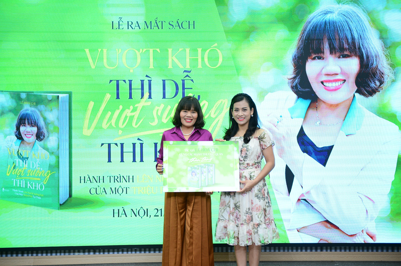 Tác giả Lê Hoa Chi tặng sách cho Phó Bí thư Đoàn trường Đại học Nội Vụ Trần Thị Phượng. Tác giả Lê Hoa Chi tặng sách cho Phó Bí thư Đoàn trường Đại học Nội Vụ Trần Thị Phượng.