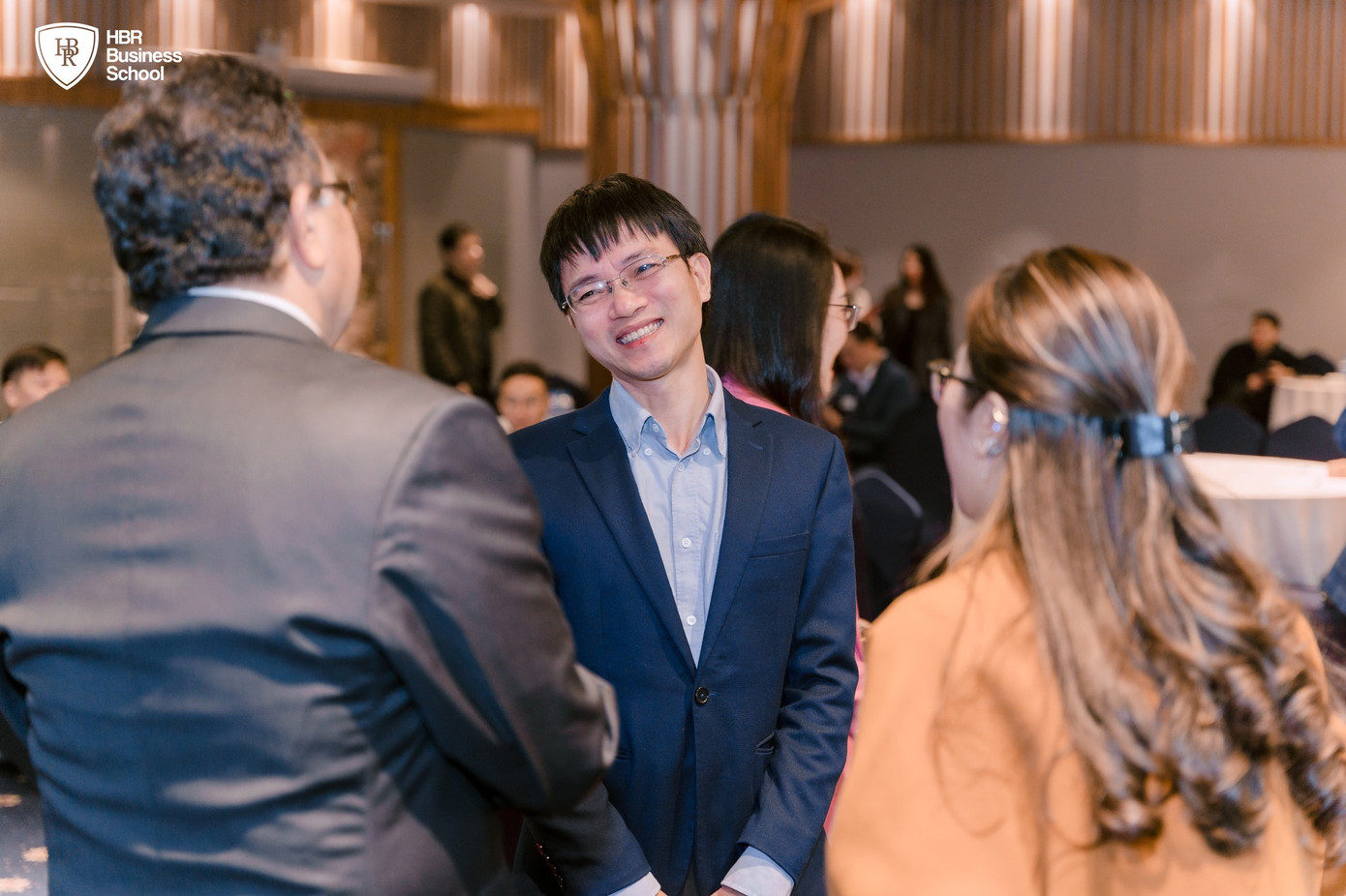 Tác giả, nhà báo Nguyễn Tuấn Anh trao đổi với Tiến sĩ Alok Bharadwaj – Nguyên Phó Chủ tịch Canon châu Á, Chủ tịch Hiệp hội Giám đốc Marketing châu Á tại hội thảo. Tác giả, nhà báo Nguyễn Tuấn Anh đang là Trưởng ban Sinh Viên, báo Tiền Phong. Anh cũng là người chấp bút, biên soạn các cuốn sách best-seller của Tiến sĩ Alok Bharadwaj. Tác giả, nhà báo Nguyễn Tuấn Anh trao đổi với Tiến sĩ Alok Bharadwaj – Nguyên Phó Chủ tịch Canon châu Á, Chủ tịch Hiệp hội Giám đốc Marketing châu Á tại hội thảo. Tác giả, nhà báo Nguyễn Tuấn Anh đang là Trưởng ban Sinh Viên, báo Tiền Phong. Anh cũng là người chấp bút, biên soạn các cuốn sách best-seller của Tiến sĩ Alok Bharadwaj.