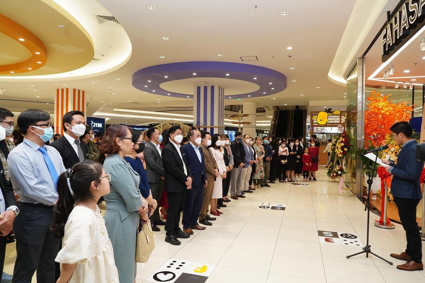 Ông Phạm Nam Thắng - Quyền Tổng Giám đốc Công ty FAHASA đọc diễn văn khai mạc lễ khai trương.