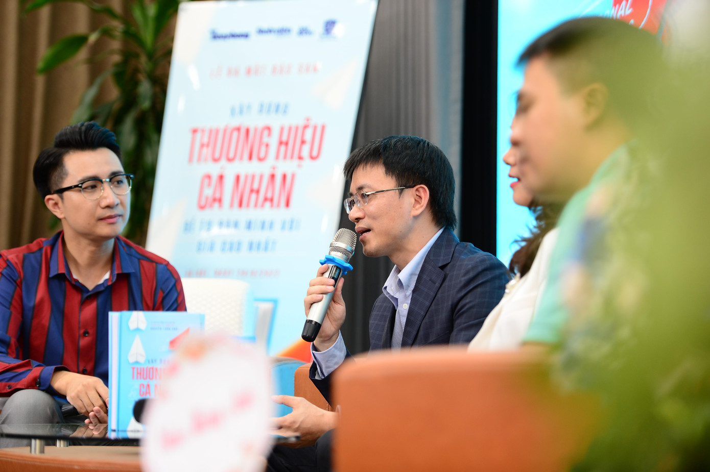 Tác giả, nhà báo Nguyễn Tuấn Anh tại lễ ra mắt Xây dựng thương hiệu cá nhân để tự bán mình với giá cao nhất. Ảnh: Dương Triều. Tác giả, nhà báo Nguyễn Tuấn Anh tại lễ ra mắt Xây dựng thương hiệu cá nhân để tự bán mình với giá cao nhất. Ảnh: Dương Triều.