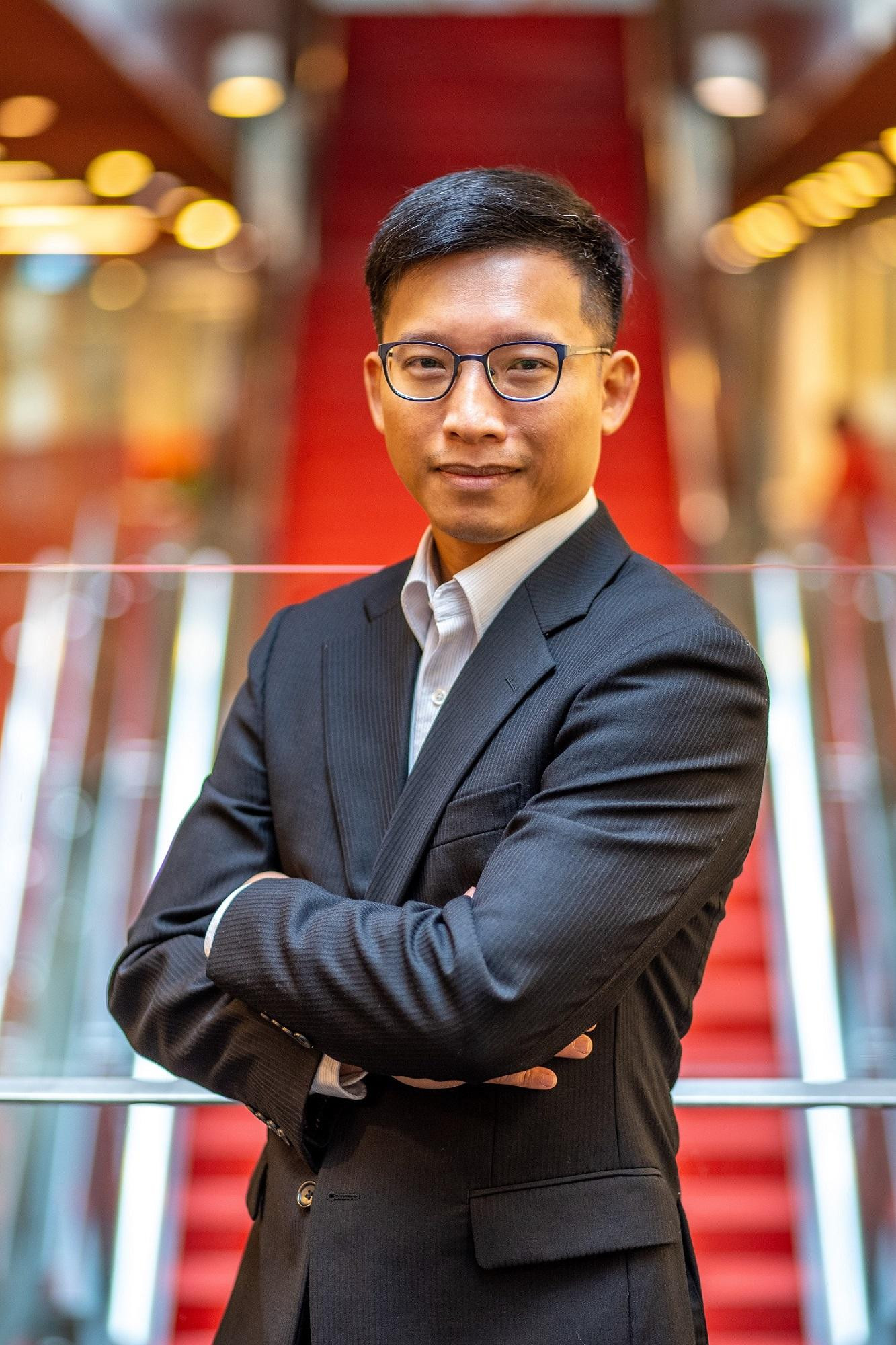 Tiến sĩ Đinh Ngọc Minh lấy bằng Tiến sĩ về Khoa học máy tính tại Đại học Monash (Australia). Chuyên môn nghiên cứu của ông gồm khoa học tính toán, máy tính hiệu suất cao và AI. Ông từng làm việc tại Đại học Monash, Đại học Queensland và Quỹ cơ sở hạ tầng mạng Queensland. Các dự án nghiên cứu gần đây của Tiến sĩ Minh gồm phát triển một trình gỡ lỗi Mạng thần kinh sâu, một hệ thống nhận dạng ký tự quang học (OCR) để nhận dạng và sao chép các bản viết tay của bác sĩ Việt Nam, và một đường dẫn học máy có thể mở rộng để nâng cao kỹ thuật mô hình tính toán.