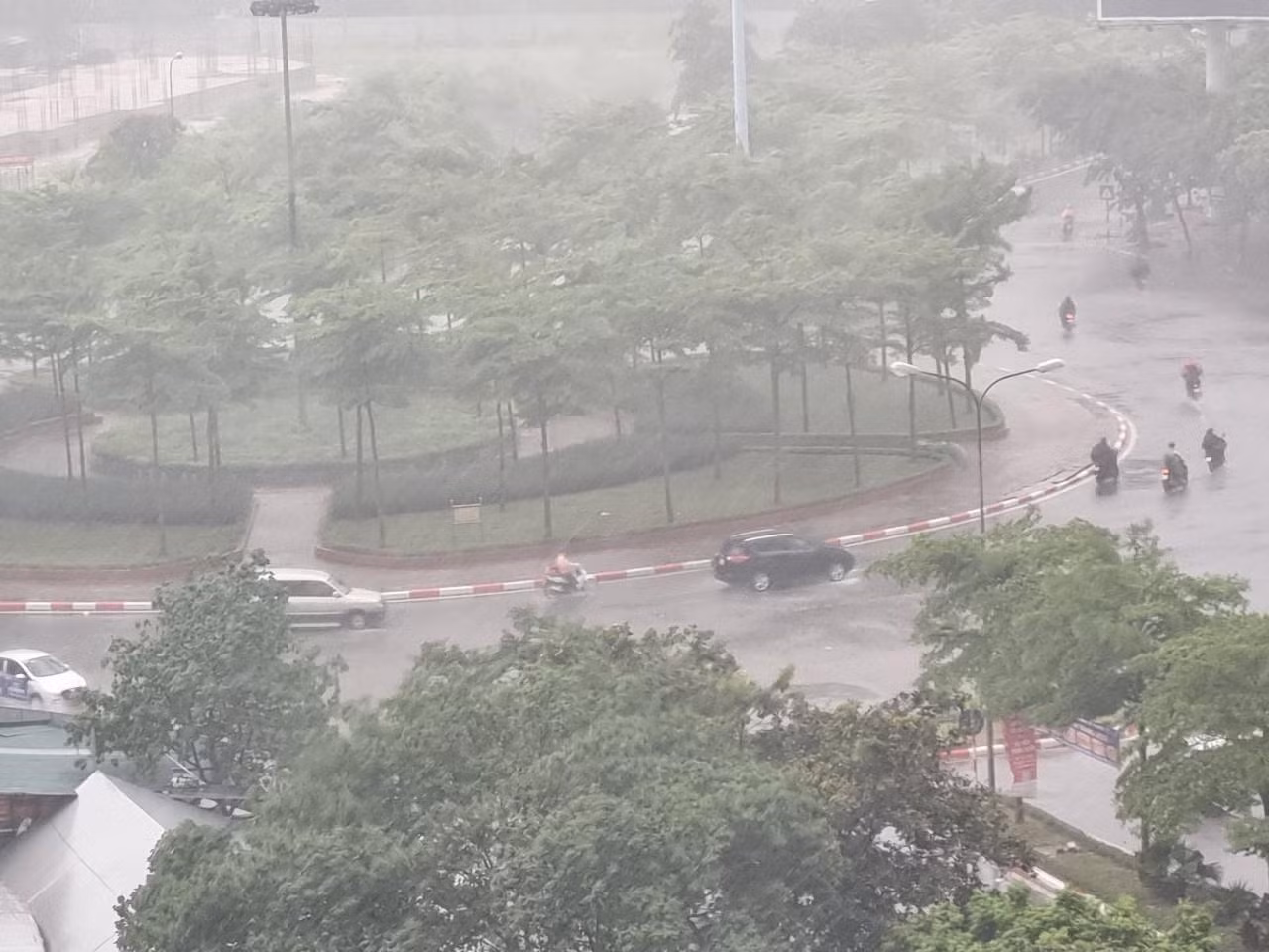Di chuyển khó khăn ở vòng xoay gần Cung trí thức Hà Nội.