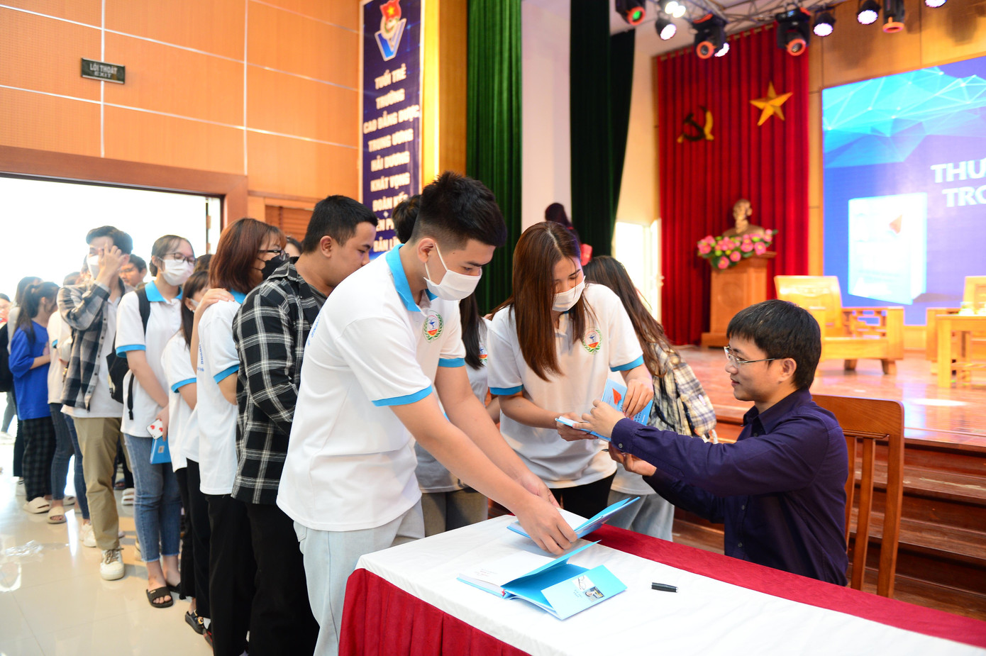 Diễn giả, tác giả, nhà báo Nguyễn Tuấn Anh ký tặng sách cho sinh viên hâm mộ sau khi kết thúc chương trình tọa đàm.