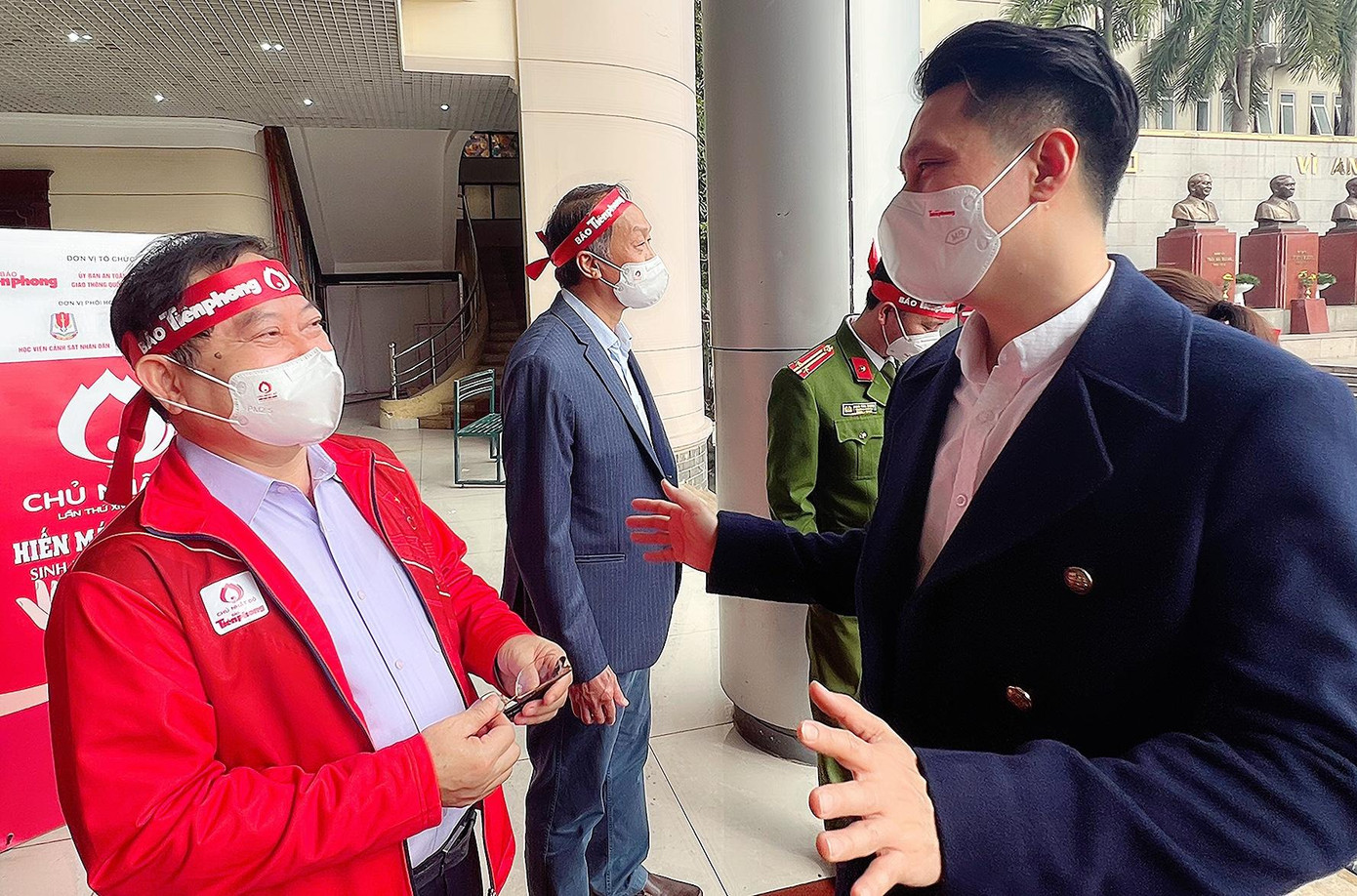 Diễn viên Việt Anh trò chuyện bên lề sự kiện với nhà báo Lê Xuân Sơn - Tổng Biên tập báo Tiền Phong, Trưởng ban tổ chức Ngày Chủ nhật Đỏ 2022. Diễn viên Việt Anh trò chuyện bên lề sự kiện với nhà báo Lê Xuân Sơn - Tổng Biên tập báo Tiền Phong, Trưởng ban tổ chức Ngày Chủ nhật Đỏ 2022.