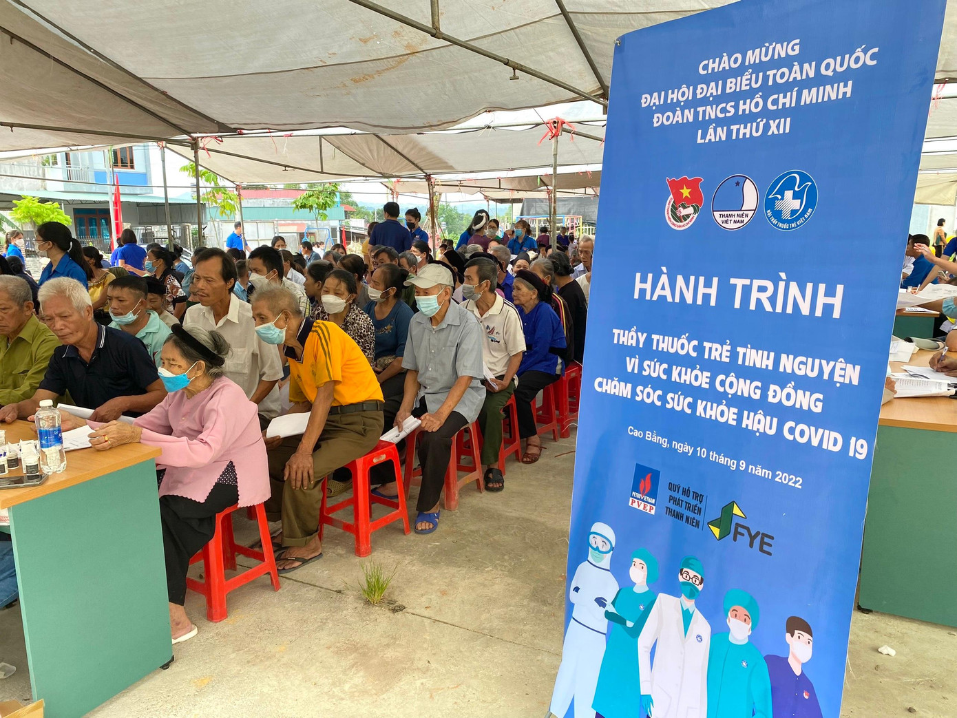 Đông đảo người dân đến thăm khám bệnh.