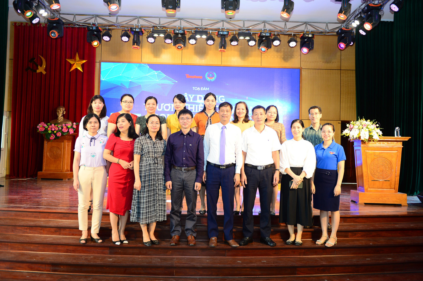 Các khách mời chụp ảnh lưu niệm cùng giảng viên Trường Cao đẳng Dược Trung ương Hải Dương tham dự chương trình.