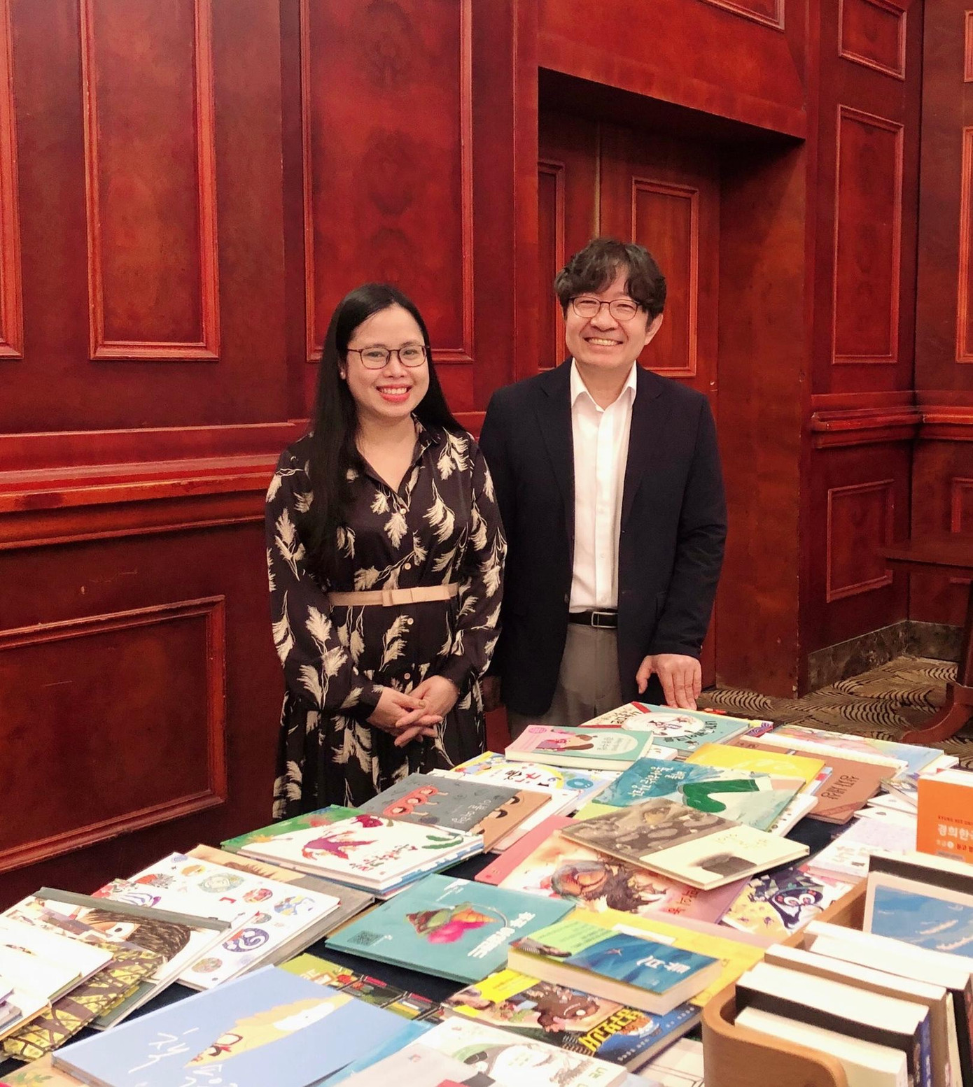 Chị Nguyễn Thu Trang và Ông Lee Gu – Yong (Giám đốc điều hành của KL Management, đơn vị đã xuất khẩu nhiều cuốn sách văn học best-seller tại Hàn Quốc ở Việt Nam như: Hãy chăm sóc mẹ, Hố đen sâu thẳm, Người du hành ban đêm, Cửa hàng tiện lợi bất tiện)