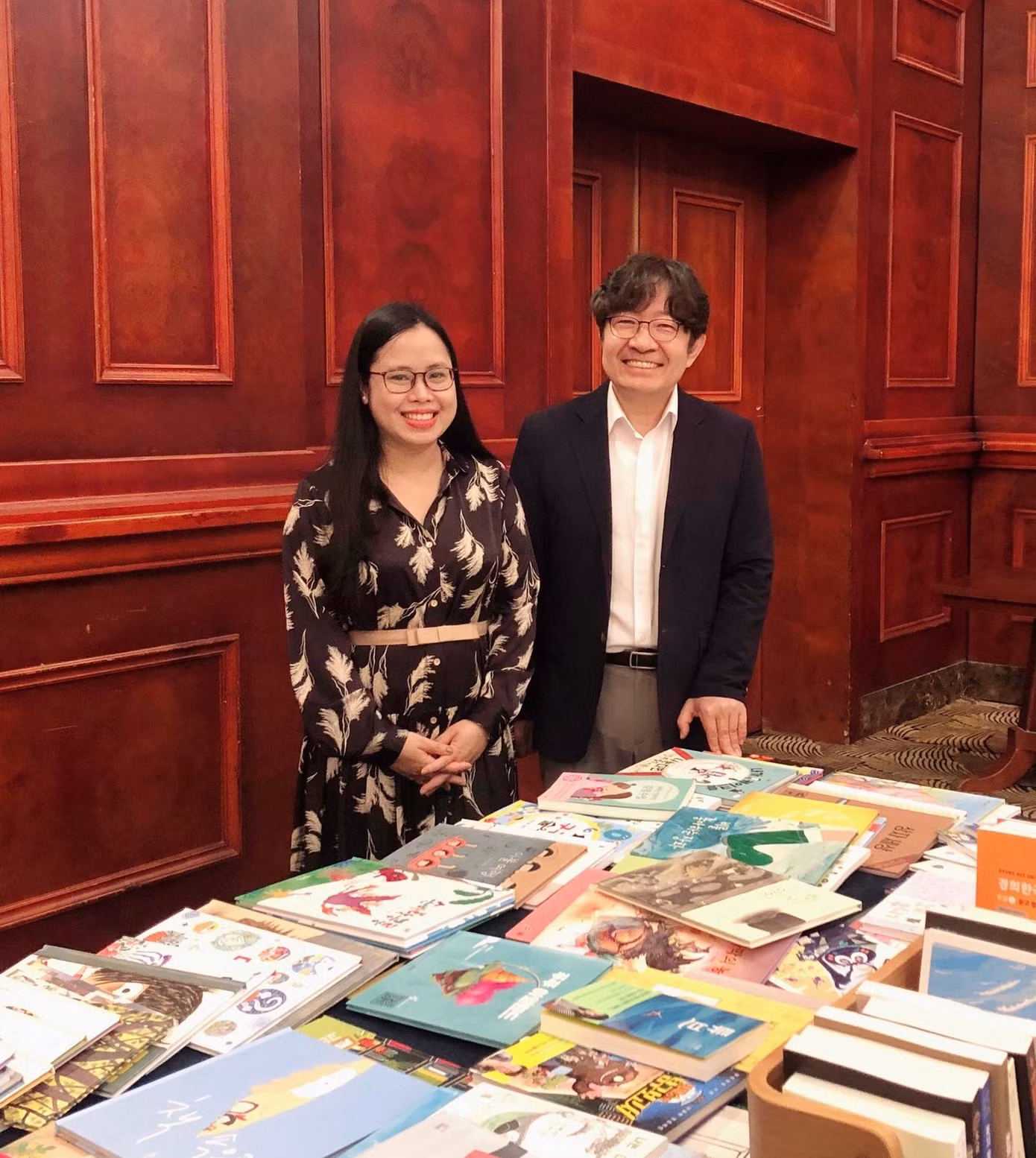 Chị Nguyễn Thu Trang và Ông Lee Gu – Yong (Giám đốc điều hành của KL Management, đơn vị đã xuất khẩu nhiều cuốn sách văn học best-seller tại Hàn Quốc ở Việt Nam như: Hãy chăm sóc mẹ, Hố đen sâu thẳm, Người du hành ban đêm, Cửa hàng tiện lợi bất tiện)