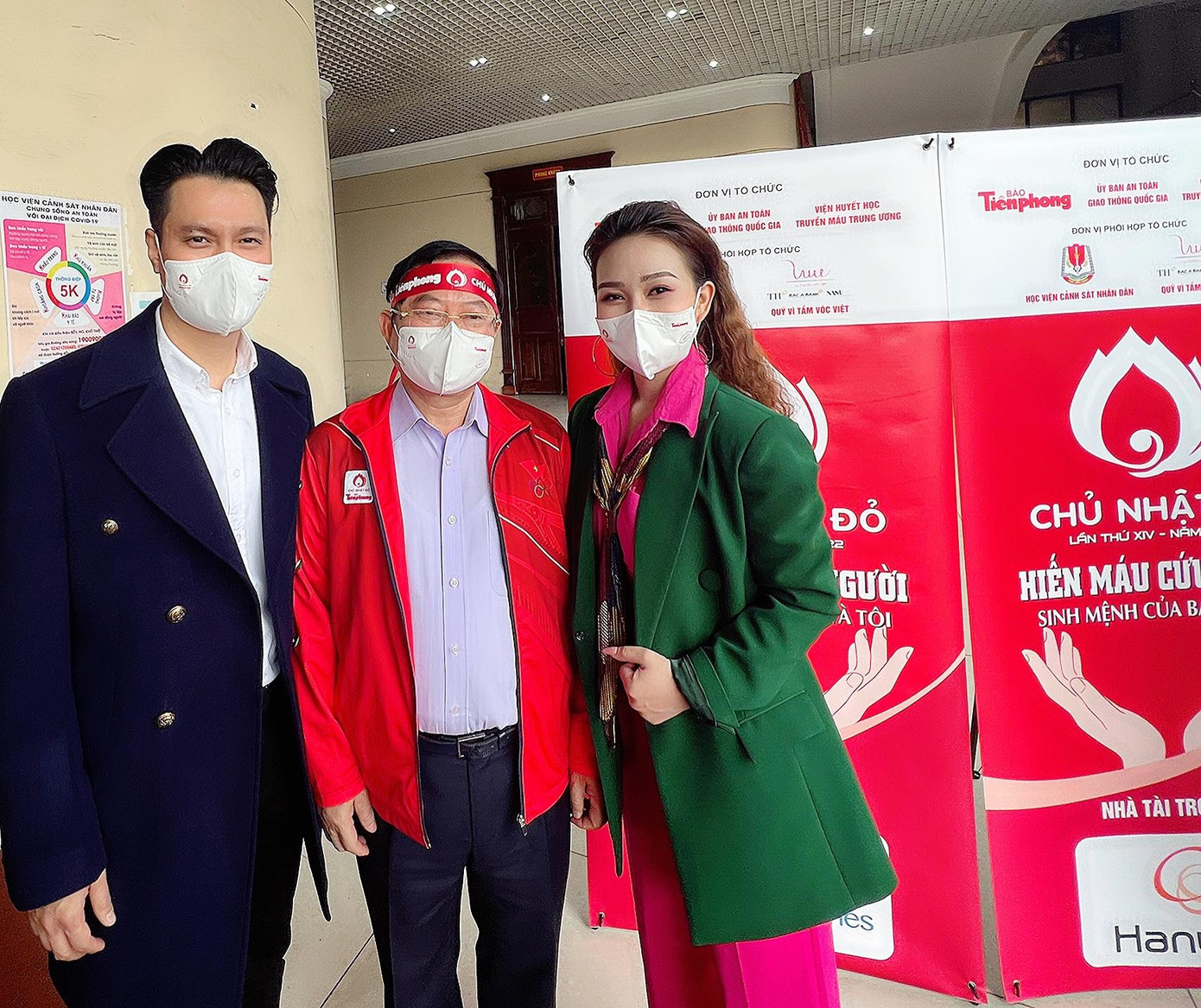 Ca sĩ Quách Mai Thy chụp ảnh cũng nhà báo Lê Xuân Sơn - Tổng Biên tập báo Tiền Phong, Trưởng BTC Chủ nhật Đỏ 2022 và diễn viên Việt Anh bên lề sự kiện.