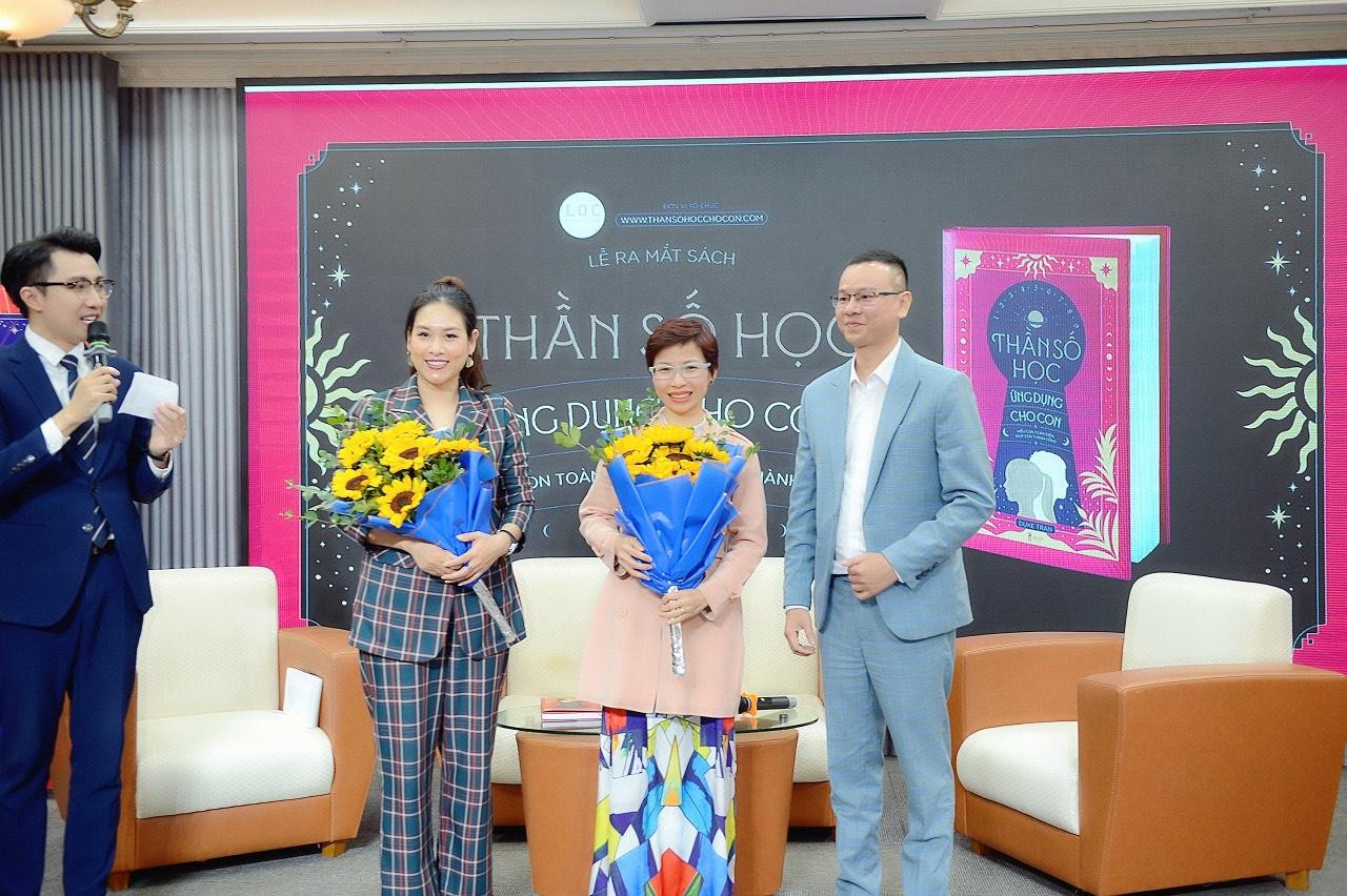 Tác giả Duke Tran (ngoài cùng bên phải) tặng hoa cảm ơn thạc sĩ Nguyễn Thị Thuỳ Trang (đại diện Ban cố vấn nội dung) và diễn viên Hà Hương.