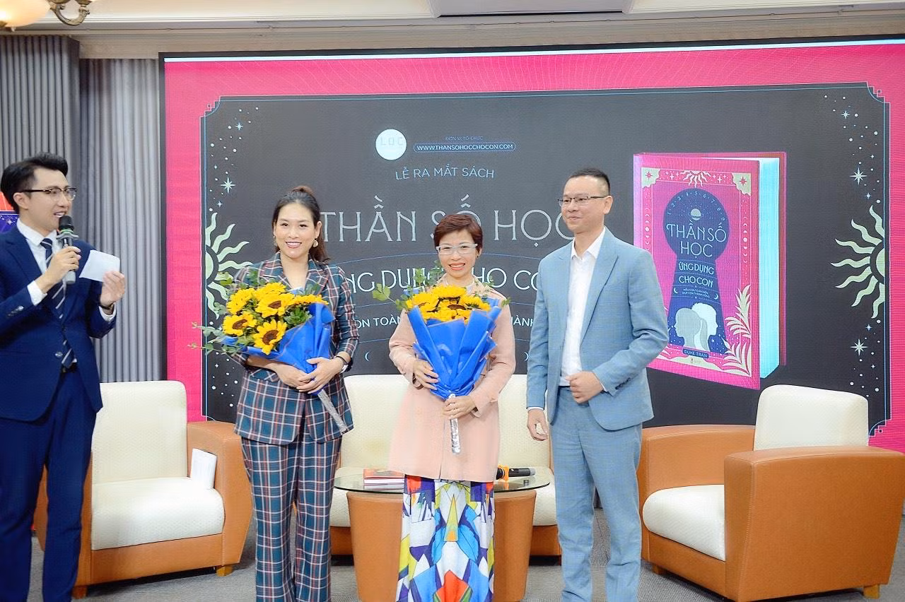Tác giả Duke Tran (ngoài cùng bên phải) tặng hoa cảm ơn thạc sĩ Nguyễn Thị Thuỳ Trang (đại diện Ban cố vấn nội dung) và diễn viên Hà Hương.