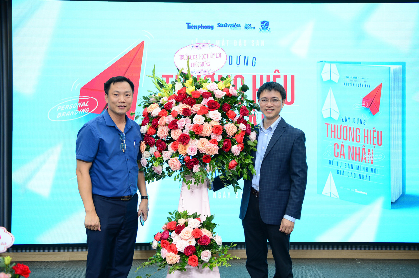 Phó Trưởng phòng Đào tạo Trường Đại học Thủy Lợi Trần Khắc Thạc chúc mừng tác giả, nhà báo Nguyễn Tuấn Anh.