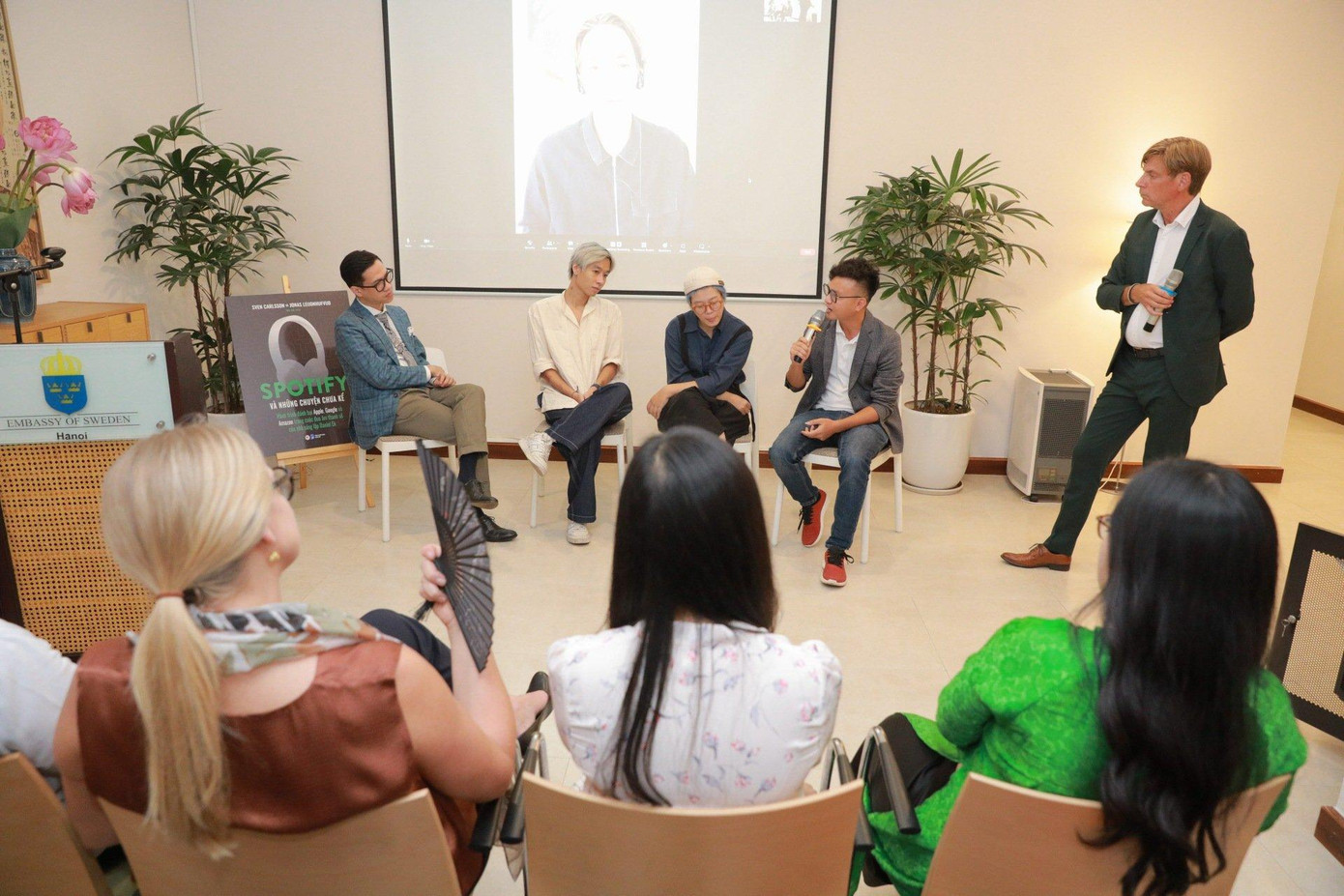 Nhà sản xuất âm nhạc Lê Xuân Đức và các nghệ sĩ khách mời chia sẻ tại chương trình.