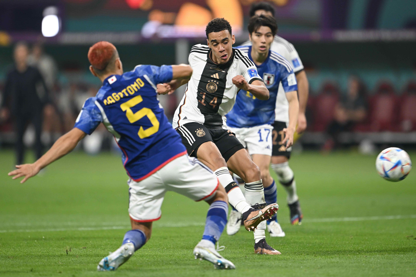 Jamal Musiala (áo trắng, đen) được kỳ vọng sẽ giúp tuyển Đức đối phó với sức trẻ của Tây Ban Nha. (Ảnh: AFP)