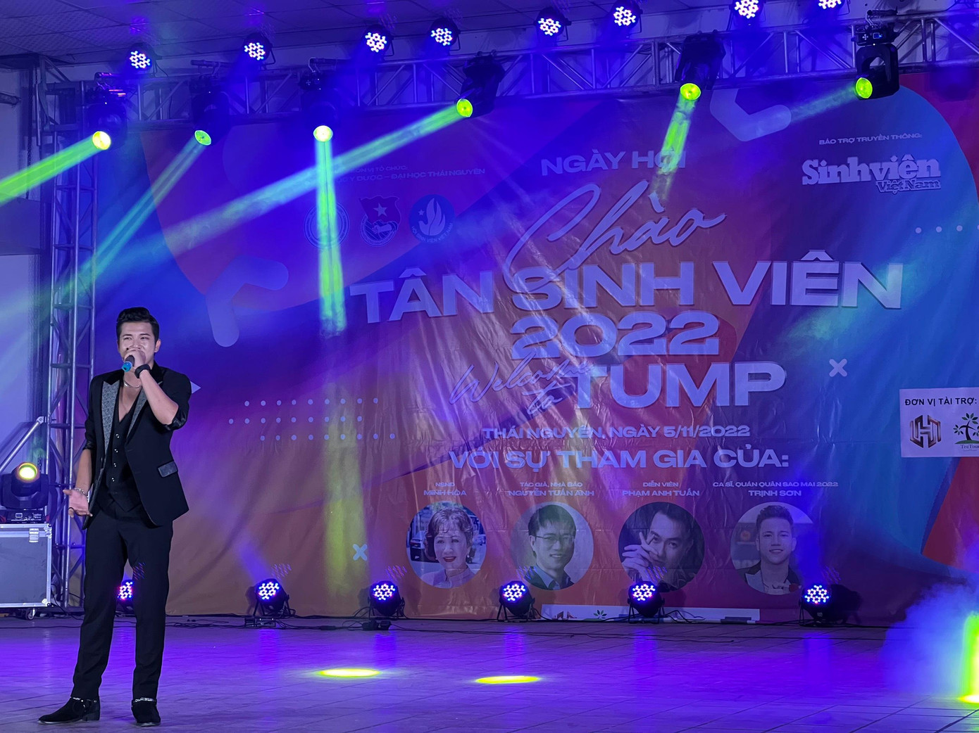 Quán quân Sao Mai 2022 Trịnh Sơn biểu diễn tại chương trình.