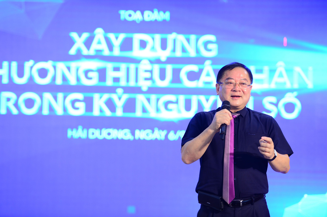 Nhà báo Lê Xuân Sơn - Tổng Biên tập báo Tiền Phong - giao lưu với các bạn sinh viên.