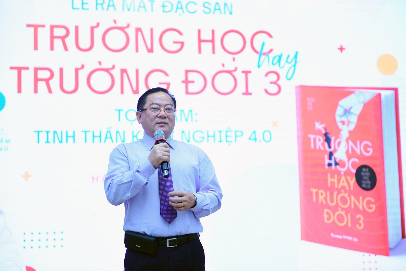 Nhà báo Lê Xuân Sơn - Tổng Biên tập báo Tiền Phong phát biểu khai mạc chương trình. Nhà báo Lê Xuân Sơn - Tổng Biên tập báo Tiền Phong phát biểu khai mạc chương trình.