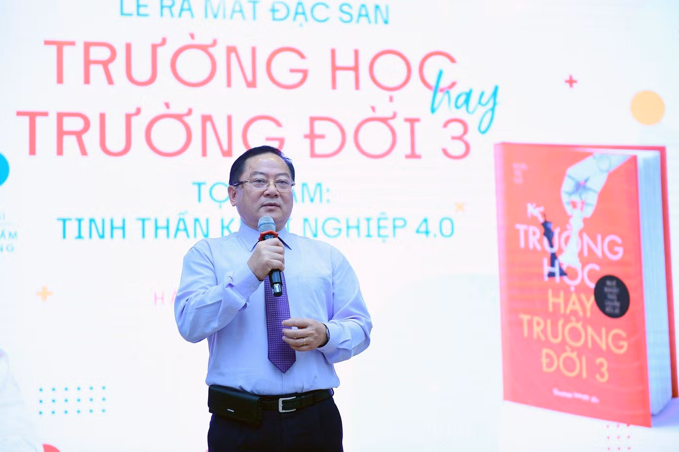 Nhà báo Lê Xuân Sơn - Tổng Biên tập báo Tiền Phong phát biểu khai mạc chương trình.