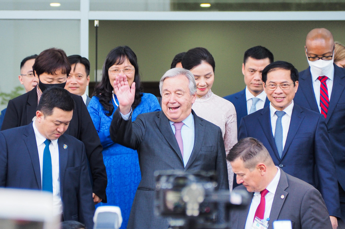 Tổng Thư ký Liên Hợp Quốc António Guterres tạm biệt các bạn trẻ Việt Nam.