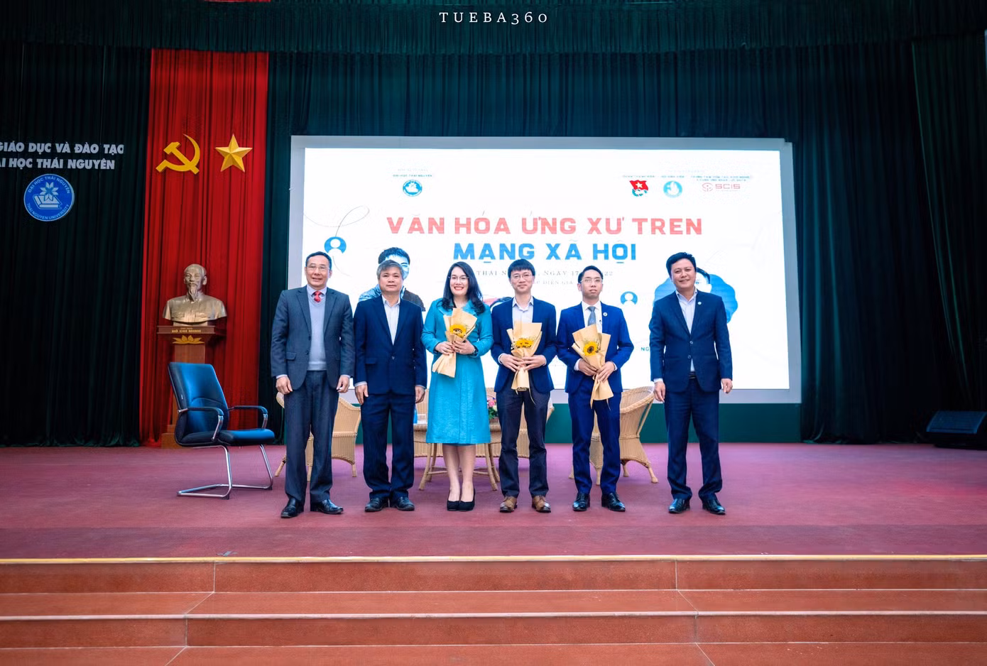 Chủ tịch GBM Group Nguyễn Mến và các khách mời nhận hoa cảm ơn từ PGS.TS Trần Thanh Vân - Phó Giám đốc Đại học Thái Nguyên.