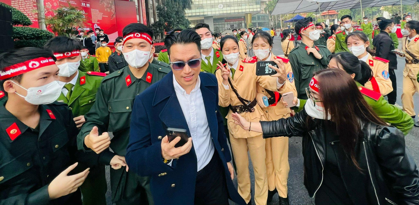 Diễn viên Việt Anh luôn được sinh viên hâm mộ chào đón mỗi khi xuất hiện. Diễn viên Việt Anh luôn được sinh viên hâm mộ chào đón mỗi khi xuất hiện.