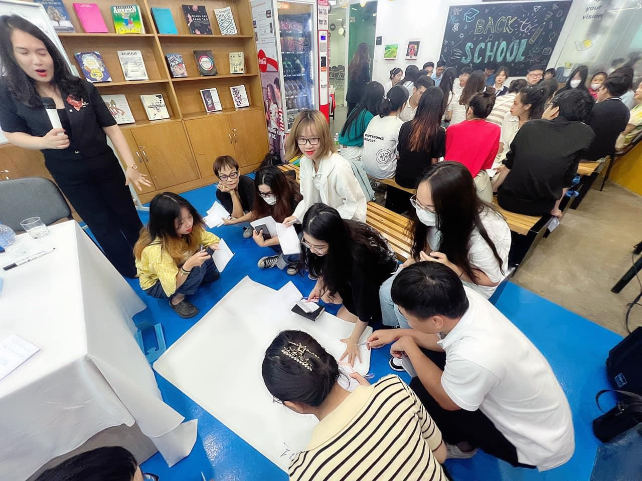 Các học viên được chia thành nhóm để thực hành bài tập.