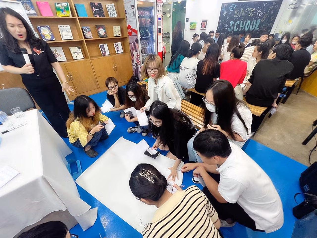 Các học viên được chia thành nhóm để thực hành bài tập. Các học viên được chia thành nhóm để thực hành bài tập.