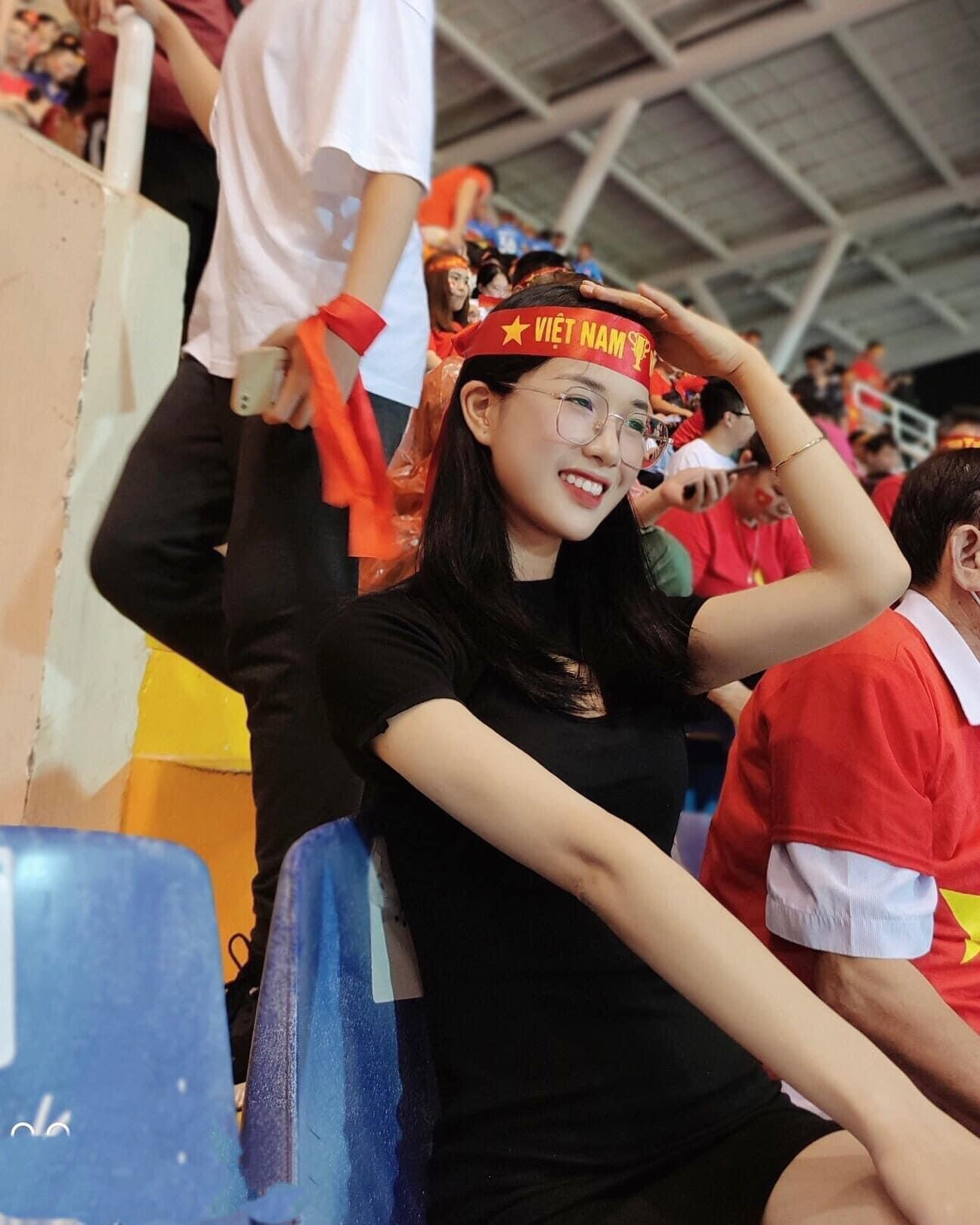 Cổ động viên Đinh Thị Lĩnh (Đinh Lĩnh) sinh năm 2001 đang là sinh viên trường Đại học Ngoại thương Hà Nội.