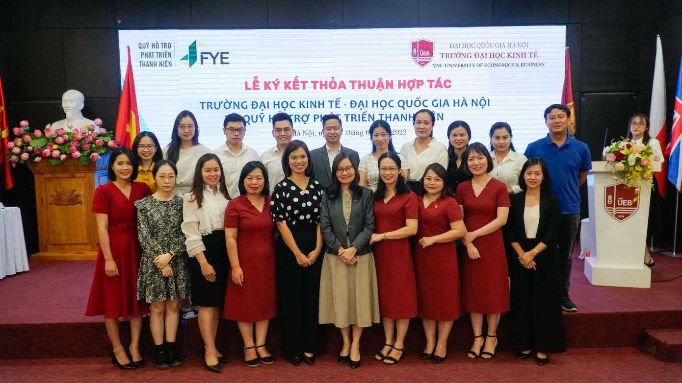 Chụp ảnh lưu niệm giữa đại diện Quỹ Hỗ trợ Phát triển Thanh niên và các giảng viên của Trường đại học Kinh tế - Đại học Quốc gia Hà Nội sau buổi lễ ký kết hợp tác. Chụp ảnh lưu niệm giữa đại diện Quỹ Hỗ trợ Phát triển Thanh niên và các giảng viên của Trường đại học Kinh tế - Đại học Quốc gia Hà Nội sau buổi lễ ký kết hợp tác.