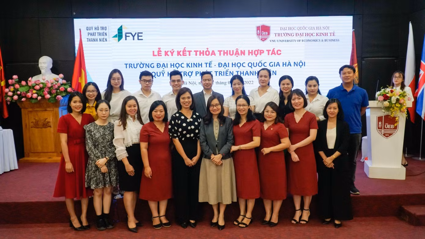 Chụp ảnh lưu niệm giữa đại diện Quỹ Hỗ trợ Phát triển Thanh niên và các giảng viên của Trường đại học Kinh tế - Đại học Quốc gia Hà Nội sau buổi lễ ký kết hợp tác.
