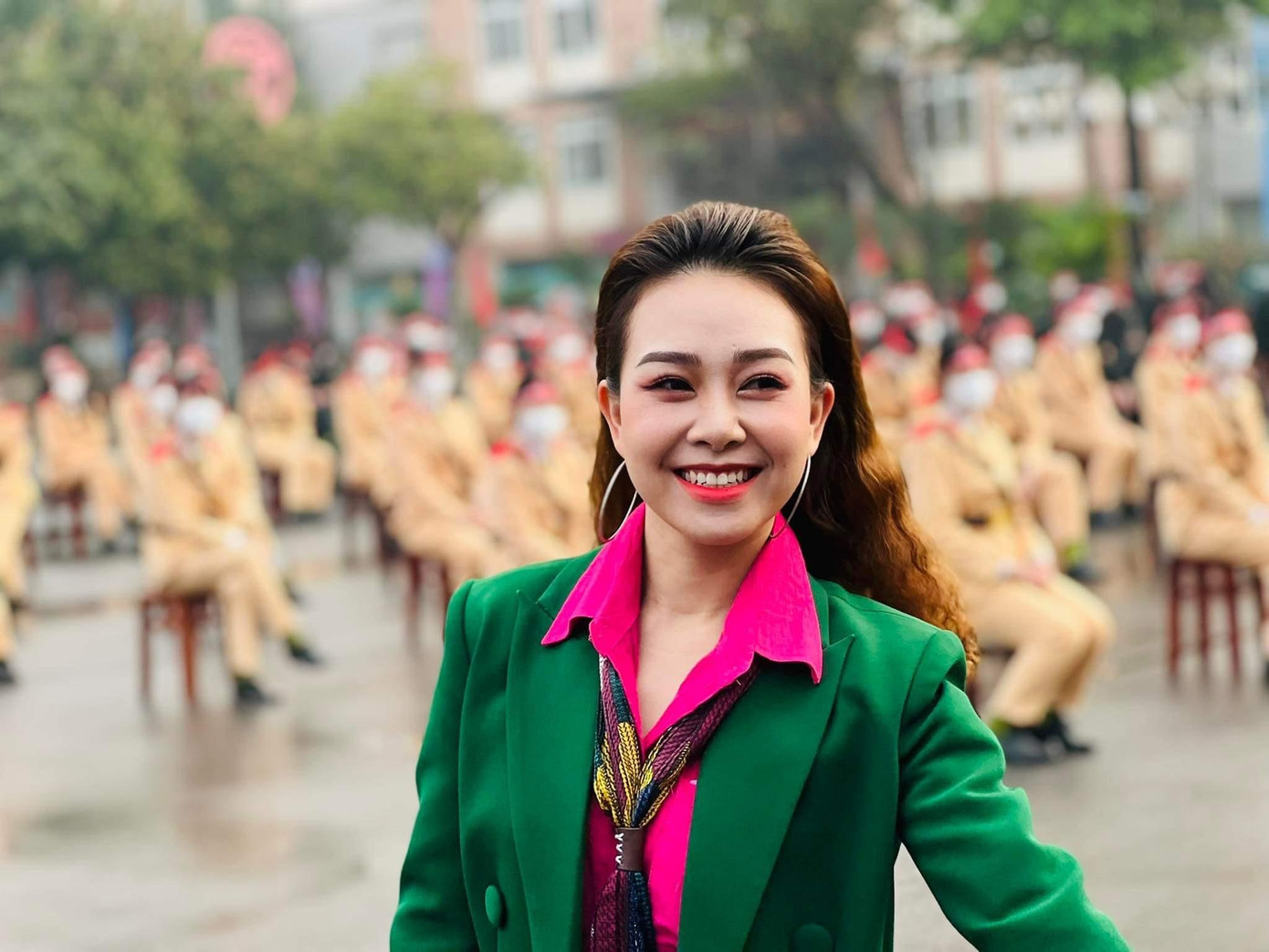 Ca sĩ Quách Mai Thy chụp ảnh cũng nhà báo Lê Xuân Sơn - Tổng Biên tập báo Tiền Phong, Trưởng BTC Chủ nhật Đỏ 2022 và diễn viên Việt Anh bên lề sự kiện.