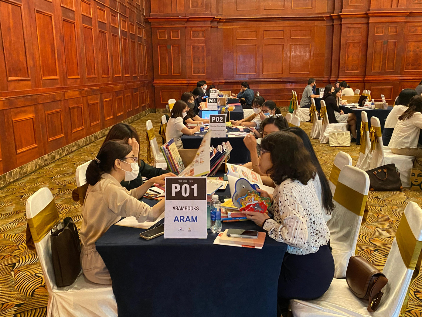 Trao đổi 1:1 diễn ra tại Hội chợ.