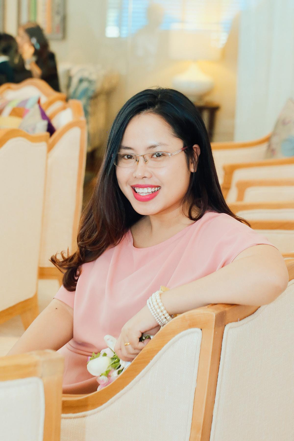 Chị Nguyễn Thu Trang hiện là Phó Tổng Giám đốc phụ trách Bản quyền và Xuất bản của thương hiệu sách Tân Việt Books. Chị đã có 12 năm kinh nghiệm trong ngành xuất bản và tổ chức sản xuất hơn 1.500 đầu sách các loại. Chị Thu Trang còn là một trong số ít những người làm sách về âm nhạc, điện ảnh ở Việt Nam.