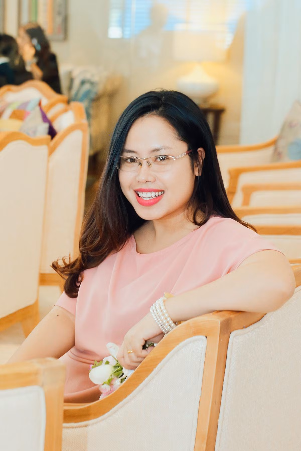 Chị Nguyễn Thu Trang hiện là Phó Tổng Giám đốc phụ trách Bản quyền và Xuất bản của thương hiệu sách Tân Việt Books. Chị đã có 12 năm kinh nghiệm trong ngành xuất bản và tổ chức sản xuất hơn 1.500 đầu sách các loại. Chị Thu Trang còn là một trong số ít những người làm sách về âm nhạc, điện ảnh ở Việt Nam.