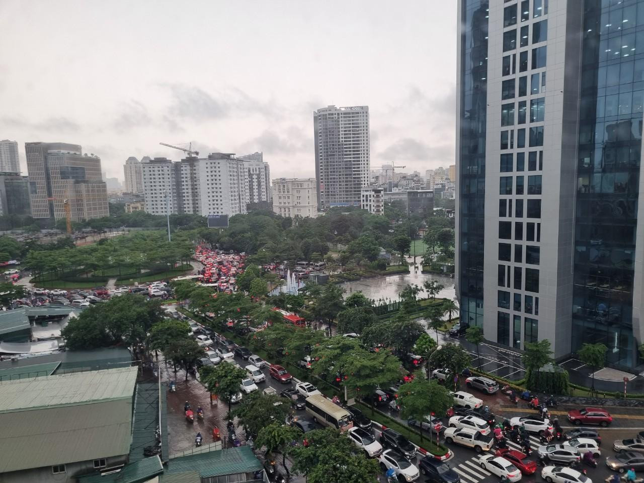 Đoạn vòng xoay gần tập đoàn FPT và Cung trí thức Hà Nội. Đoạn vòng xoay gần tập đoàn FPT và Cung trí thức Hà Nội.