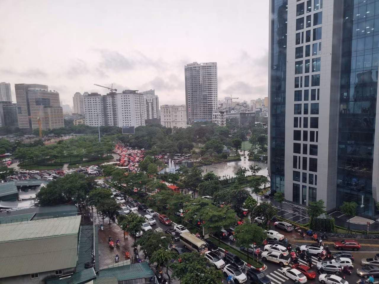 Đoạn vòng xoay gần tập đoàn FPT và Cung trí thức Hà Nội.