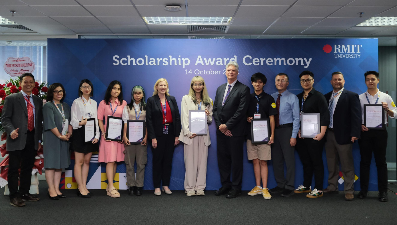 Một số sinh viên học bổng cùng các lãnh đạo và giảng viên Đại học RMIT tại buổi lễ trao học bổng tại cơ sở Hà Nội. Một số sinh viên học bổng cùng các lãnh đạo và giảng viên Đại học RMIT tại buổi lễ trao học bổng tại cơ sở Hà Nội.