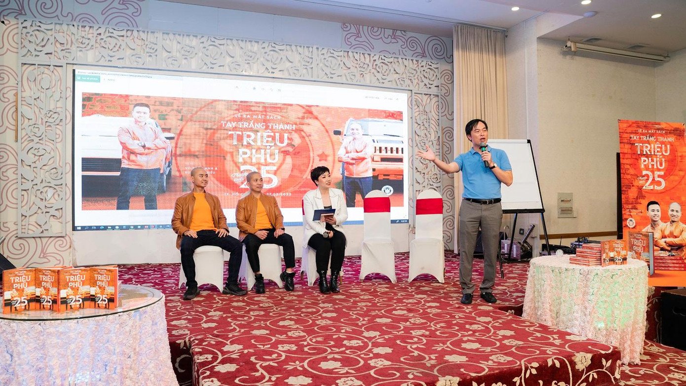 Anh Phạm Duy Hiếu - CEO trẻ nhất trong ngành Ngân hàng Việt Nam, người đã trở thành CEO của VietABank, sau đó là CEO của ABBANK khi mới 34 tuổi; hiện là Chủ tịch Startup Vietnam Foundation, Chủ tịch VMI - Sáng kiến Cố vấn Khởi nghiệp Việt Nam, CEO i.Value Holdings - chia sẻ tại lễ ra mắt sách. Anh Phạm Duy Hiếu - CEO trẻ nhất trong ngành Ngân hàng Việt Nam, người đã trở thành CEO của VietABank, sau đó là CEO của ABBANK khi mới 34 tuổi; hiện là Chủ tịch Startup Vietnam Foundation, Chủ tịch VMI - Sáng kiến Cố vấn Khởi nghiệp Việt Nam, CEO i.Value Holdings - chia sẻ tại lễ ra mắt sách.