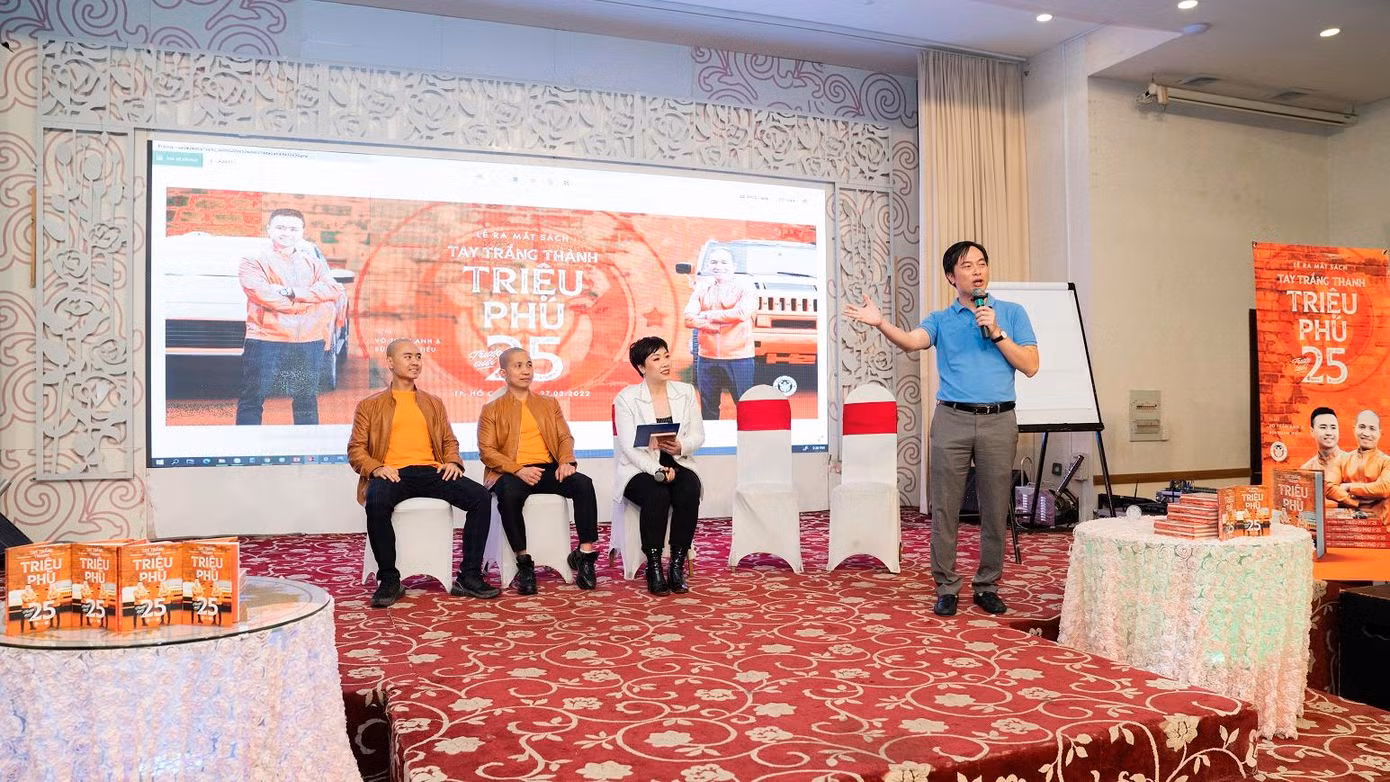 Anh Phạm Duy Hiếu - CEO trẻ nhất trong ngành Ngân hàng Việt Nam, người đã trở thành CEO của VietABank, sau đó là CEO của ABBANK khi mới 34 tuổi; hiện là Chủ tịch Startup Vietnam Foundation, Chủ tịch VMI - Sáng kiến Cố vấn Khởi nghiệp Việt Nam, CEO i.Value Holdings - chia sẻ tại lễ ra mắt sách. Anh Phạm Duy Hiếu - CEO trẻ nhất trong ngành Ngân hàng Việt Nam, người đã trở thành CEO của VietABank, sau đó là CEO của ABBANK khi mới 34 tuổi; hiện là Chủ tịch Startup Vietnam Foundation, Chủ tịch VMI - Sáng kiến Cố vấn Khởi nghiệp Việt Nam, CEO i.Value Holdings - chia sẻ tại lễ ra mắt sách.