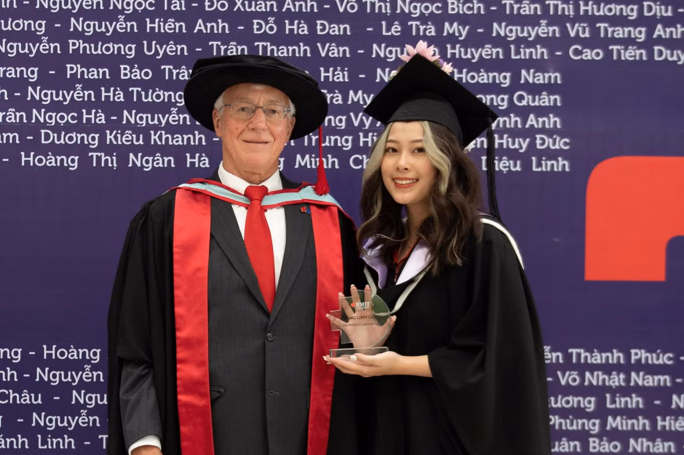 Sinh viên xuất sắc năm 2022 của cơ sở Hà Nội, Đại học RMIT Hoàng Linh Giang (bên phải trong hình) cùng Chủ tịch Đại học RMIT Giáo sư Peter Coloe.