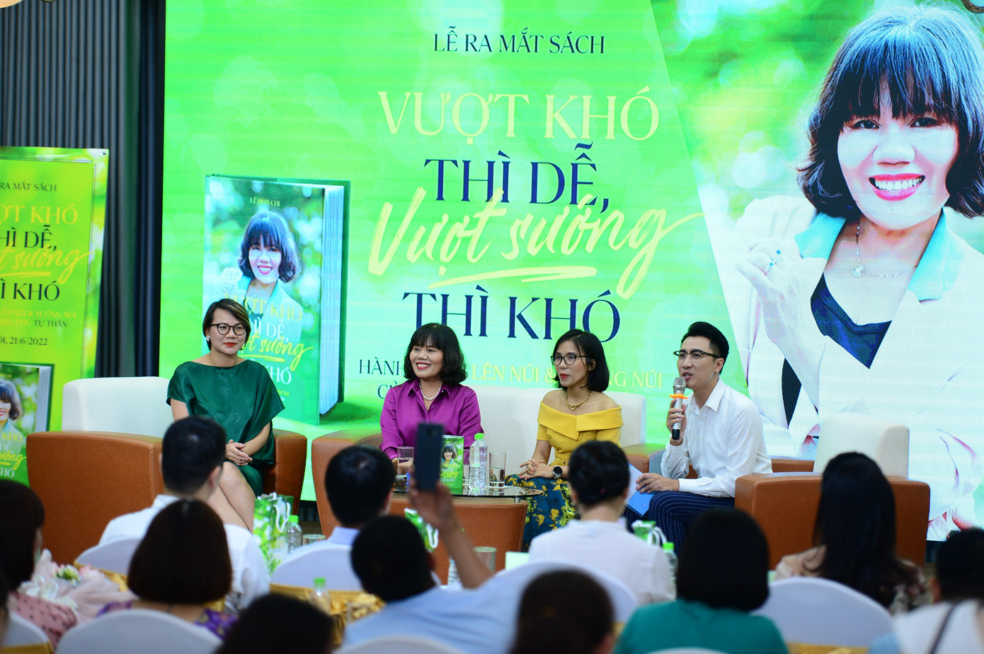 Buổi lễ diễn ra gần gũi, cởi mở, chân thành và xúc động. Buổi lễ diễn ra gần gũi, cởi mở, chân thành và xúc động.