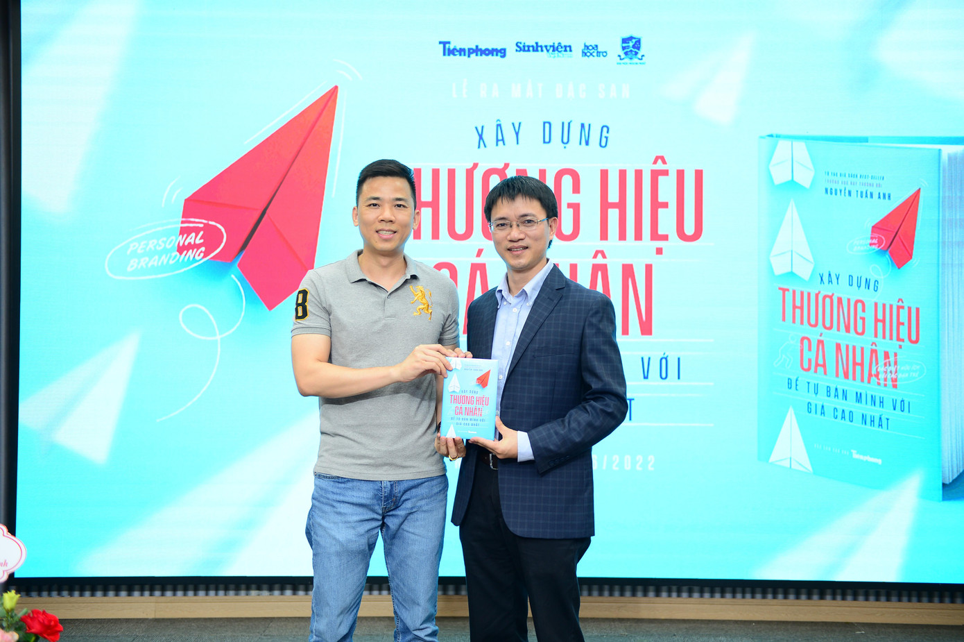 Trưởng Phòng Công tác Sinh viên Trường Đại học Kinh tế - ĐHQG Hà Nội Nguyễn Trung Phong chúc mừng tác giả, nhà báo Nguyễn Tuấn Anh.