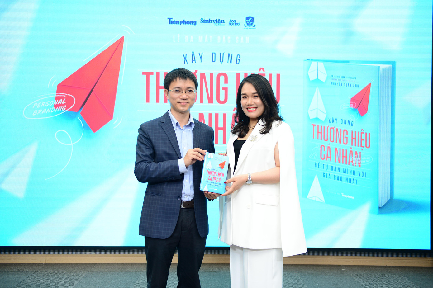 Chủ tịch Tập đoàn GBM Nguyễn Mến và tác giả, nhà báo Nguyễn Tuấn Anh.