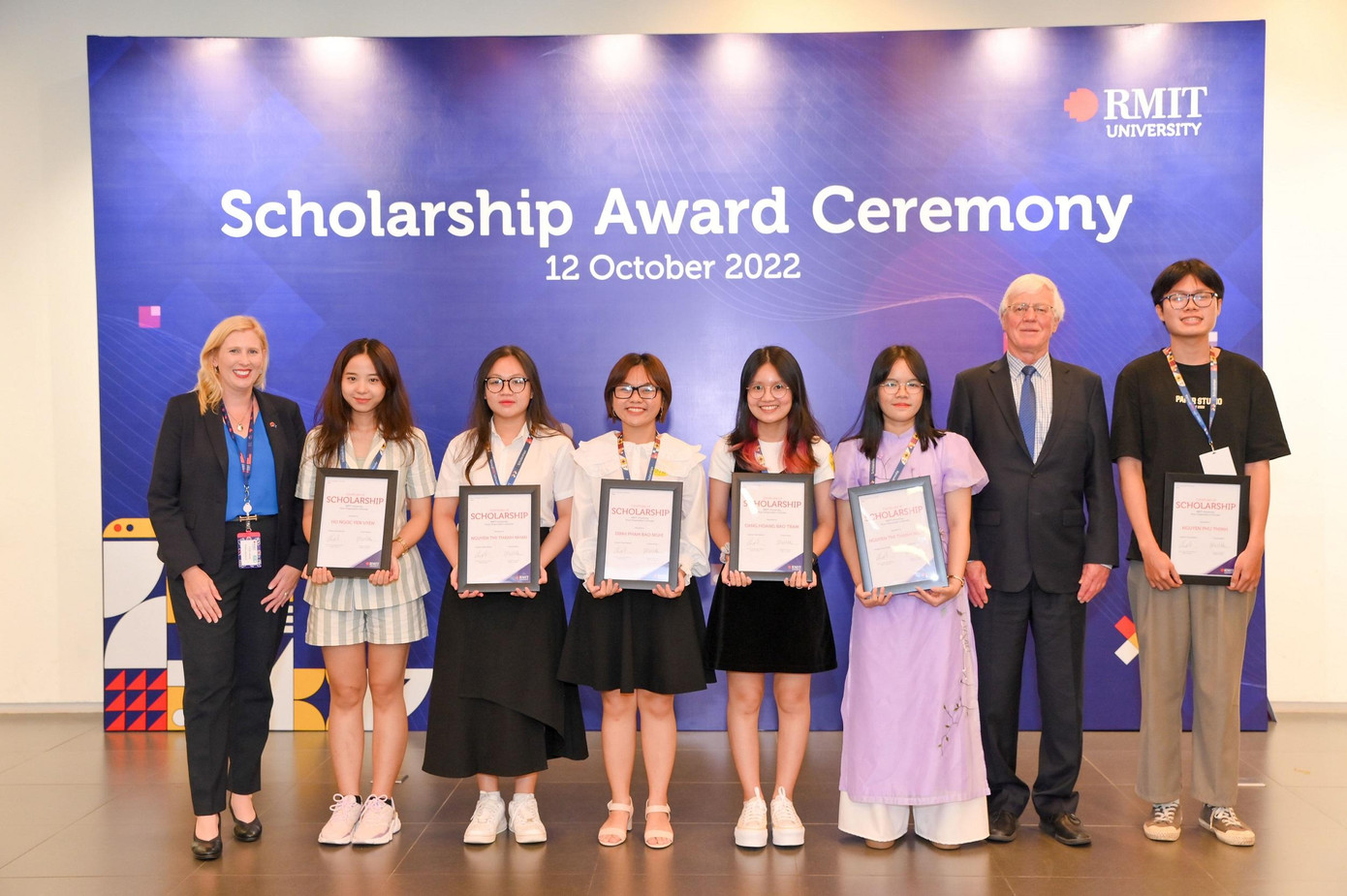 Sáu trong số tám sinh viên Học bổng toàn phần nhận học bổng tại buổi lễ trao học bổng tổ chức tại cơ sở Nam Sài Gòn. Sáu trong số tám sinh viên Học bổng toàn phần nhận học bổng tại buổi lễ trao học bổng tổ chức tại cơ sở Nam Sài Gòn.