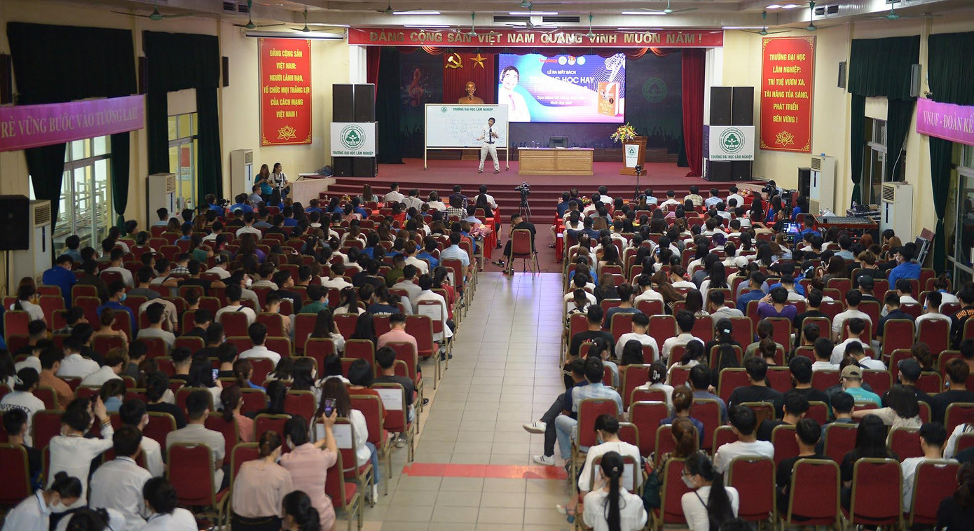 Hàng nghìn học sinh, sinh viên chăm chú tham dự chương trình.