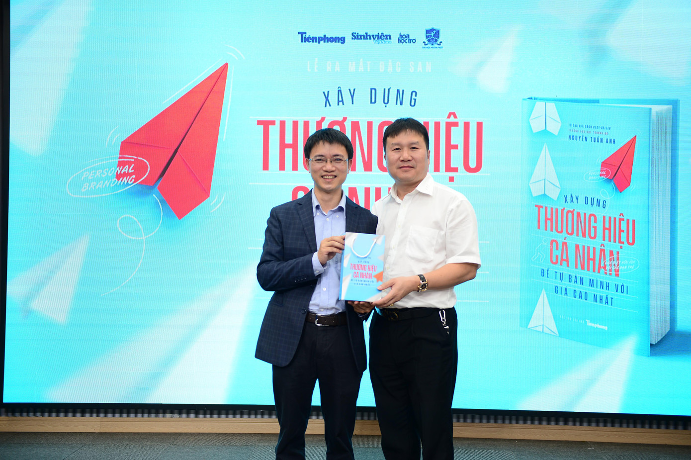 Phó Trưởng phòng Công tác Sinh viên Trường Đại học Thương mại Phạm Quang Hải chúc mừng tác giả, nhà báo Nguyễn Tuấn Anh.