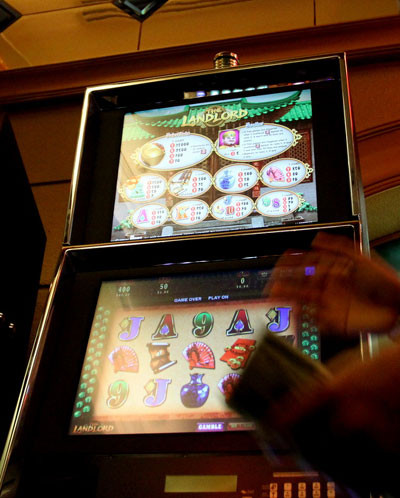 Sau khi nạp tiền và đặt cược xong, máy sẽ chạy. Cận cảnh 2 màn hình chính để người chơi theo dõi