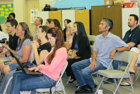 Đây là giờ học mang tính thực hành, với sự tham gia chứng kiến của đông đảo các bậc phụ huynh